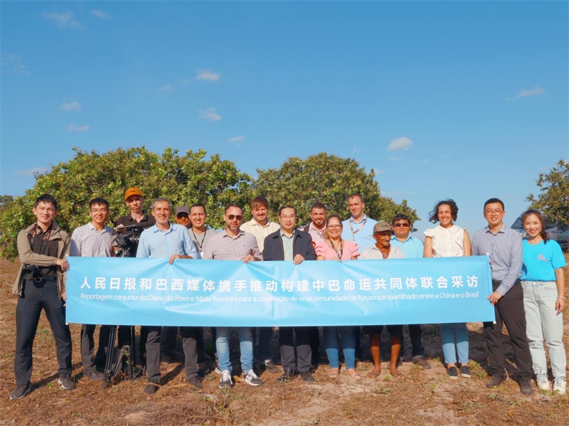 當?shù)貢r間10月24日至25日，人民日報社攜手巴西主流媒體在巴西東北部北里奧格蘭德州開展聯(lián)合采訪，拉開了以“攜手推動構建中巴命運共同體”為主題的人民日報和巴西媒體聯(lián)合采訪序幕。圖為參加聯(lián)合采訪的中巴兩國記者與受益于中國企業(yè)扶貧項目的若昂卡馬拉市民眾合影。 人民日報和巴西媒體聯(lián)合采訪團供圖