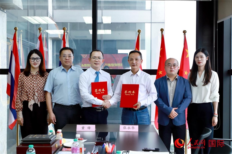 會談現(xiàn)場。左三為泰中僑商聯(lián)合會副主席董峰；右三為浙江大學光華法學院黨委書記張永華。人民網(wǎng)記者 簡承淵攝