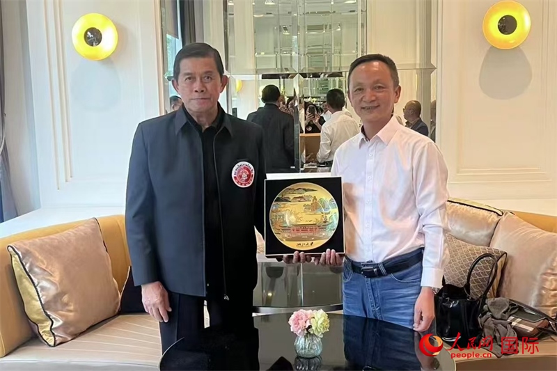 泰中友好協(xié)會會長、泰國前副總理功·塔帕朗西（左一）會見浙大團組一行。人民網(wǎng)記者 簡承淵攝