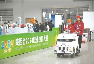 參賽選手在陜西省2024職業(yè)技能大賽新能源汽車智能化技術(shù)賽項(xiàng)比賽中。新華社記者 張博文攝