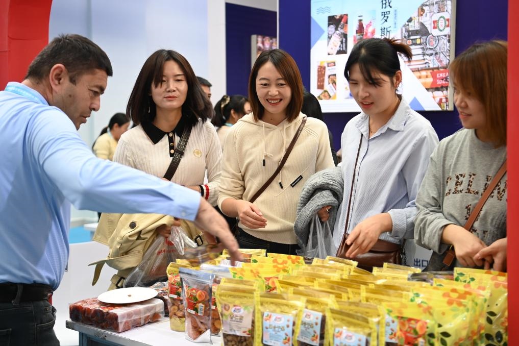 10月25日，觀眾在楊凌農(nóng)高會上合組織國家農(nóng)業(yè)展區(qū)了解農(nóng)產(chǎn)品。新華社記者 鄒競一 攝