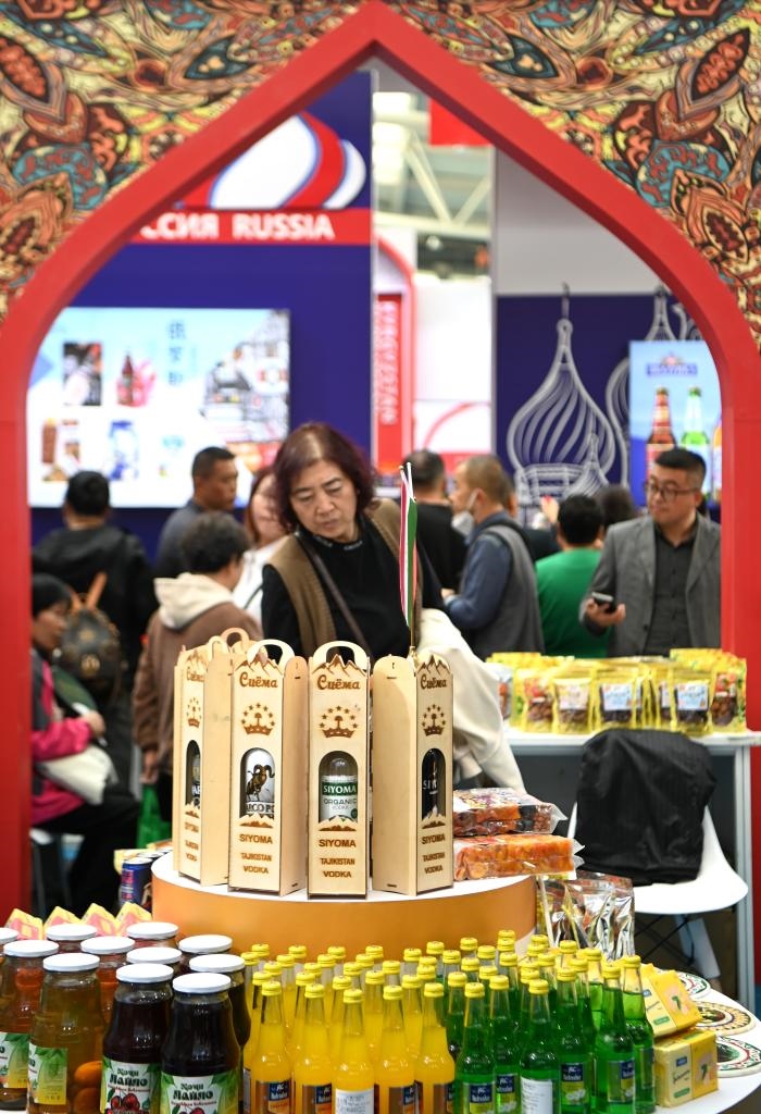 10月25日，觀眾在楊凌農(nóng)高會上合組織國家農(nóng)業(yè)展區(qū)了解農(nóng)產(chǎn)品。新華社記者 鄒競一 攝