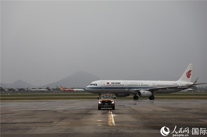 國航上?！觾?nèi)首班飛機(jī)抵達(dá)河內(nèi)內(nèi)排機(jī)場。人民網(wǎng)記者 楊曄攝