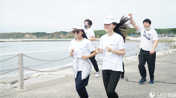 中日青年沿著海岸線奔跑前行。人民網 蔣曉辰攝