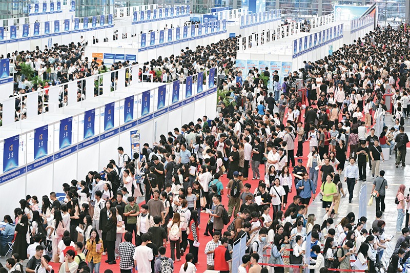 2024年10月12日，第28屆全國(guó)高校畢業(yè)生秋季就業(yè)雙選會(huì)在深圳會(huì)展中心舉辦。圖為雙選會(huì)現(xiàn)場(chǎng)。 中新社記者 陳文/攝