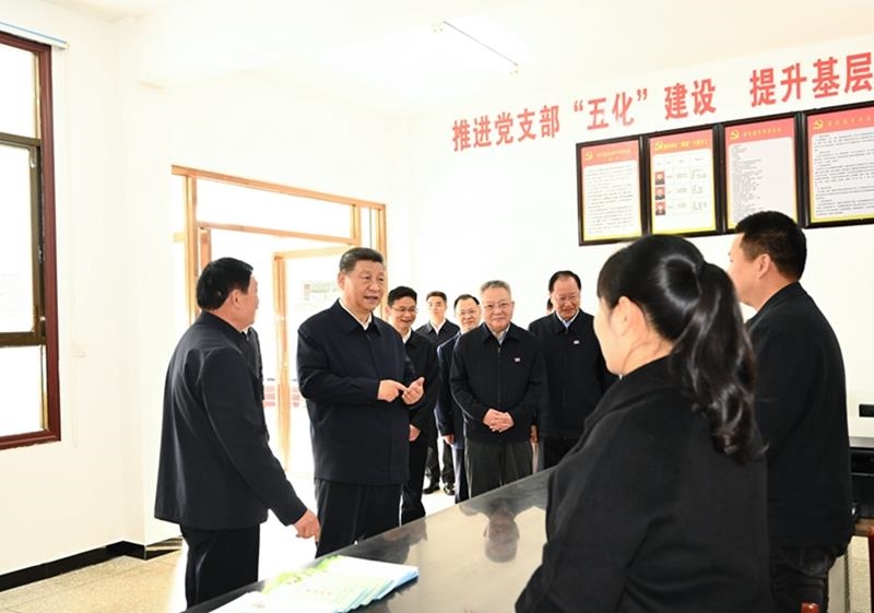 △2024年3月19日，習(xí)近平總書記在湖南省常德市鼎城區(qū)謝家鋪鎮(zhèn)港中坪村黨群服務(wù)中心了解當(dāng)?shù)貫榛鶎訙p負(fù)、提升基層治理效能等情況。