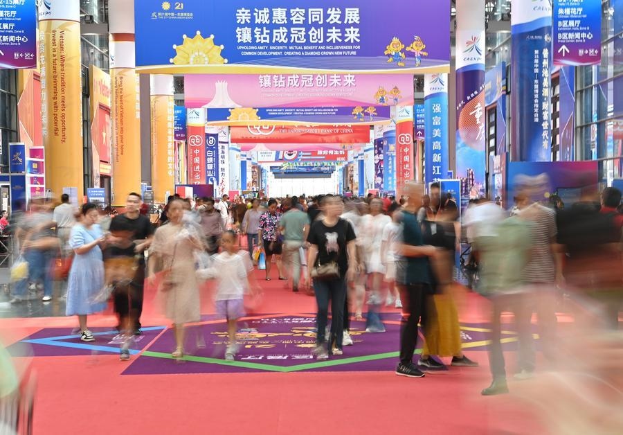 2024年9月28日，觀眾在廣西南寧市舉行的第21屆中國(guó)—東盟博覽會(huì)上參觀。新華社記者 周華 攝