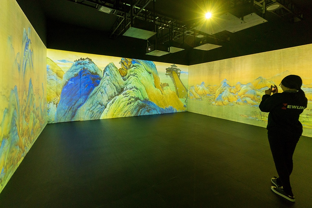 2019年1月29日，上海，市民在“千里江山圖科技藝術(shù)展”上參觀北宋名畫(huà)《千里江山圖》的AR全景展示并打卡拍照。