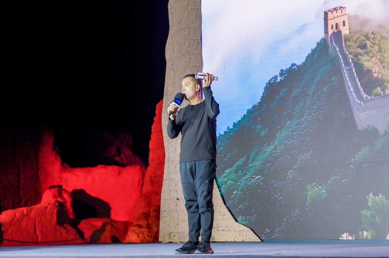 李剛在“何以中國·五星出東方”網(wǎng)絡(luò)主題宣傳活動現(xiàn)場演講。人民視頻供圖