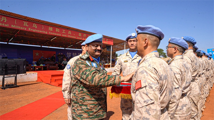 聯(lián)南蘇團部隊司令莫漢中將為維和官兵授勛。秦貴君攝
