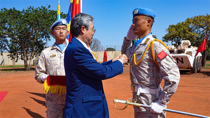 中國駐南蘇丹大使馬強為維和官兵授勛。謝坤攝