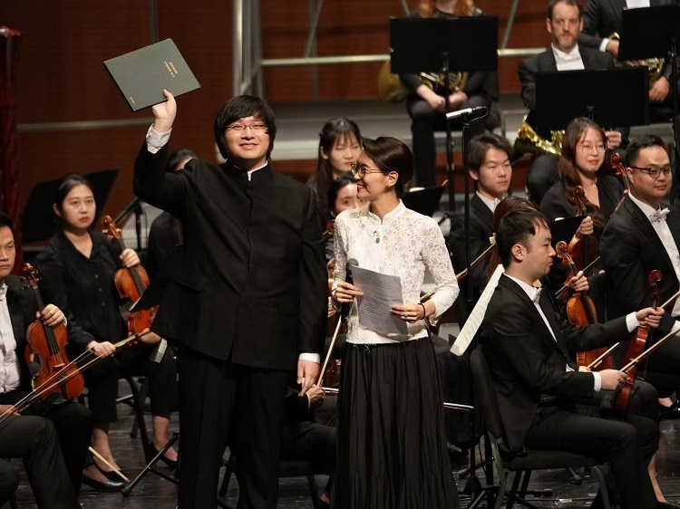 小澤征良向俞潞贈送小澤征爾使用過的《第五交響曲》樂譜。演出方供圖