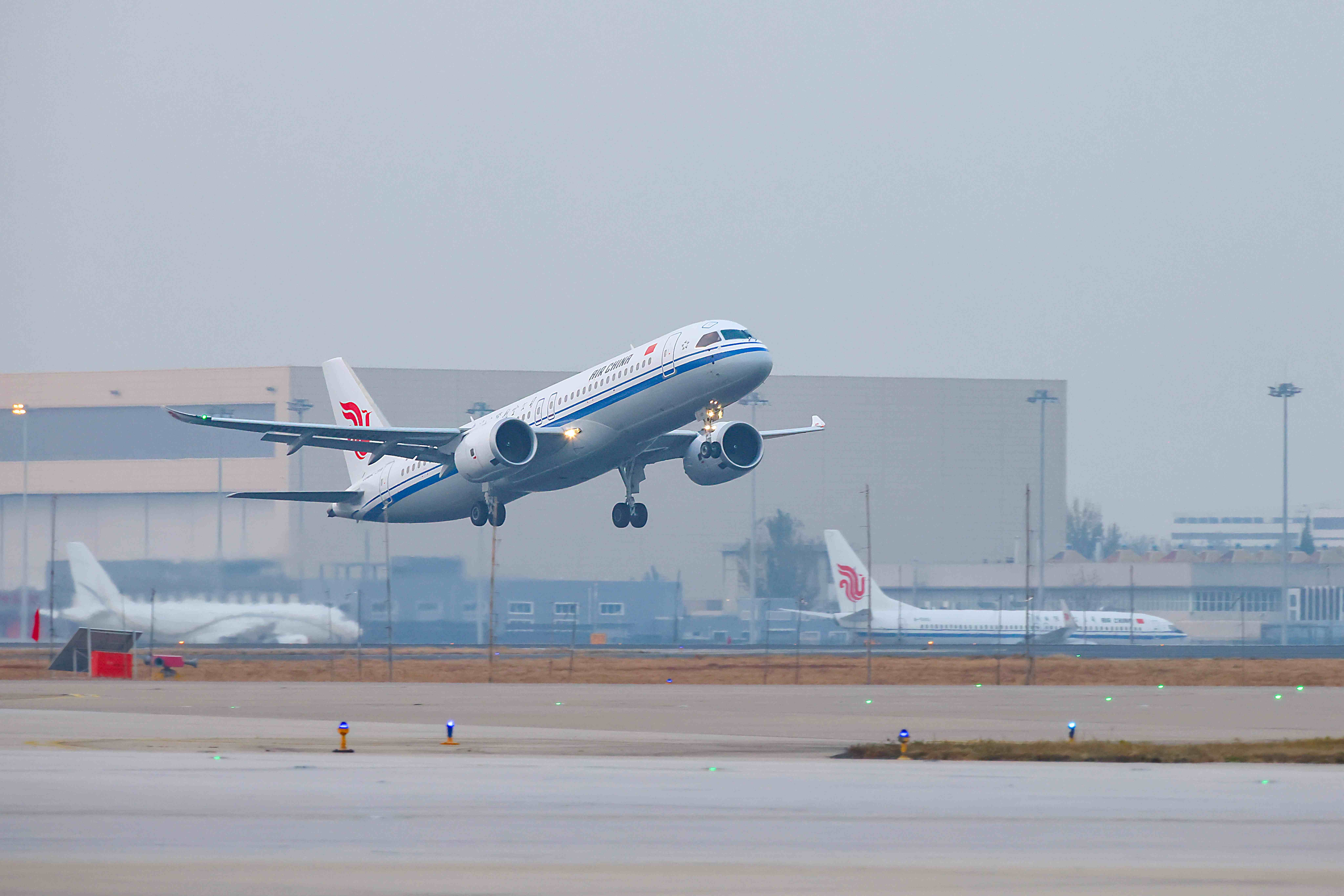 飛機(jī)從北京首都國際機(jī)場(chǎng)起飛，航向澳門。受訪方供圖