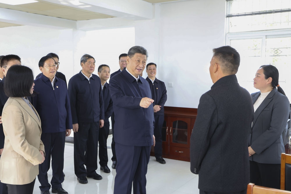 2024年11月5日，習(xí)近平在湖北省咸寧市嘉魚(yú)縣潘家灣鎮(zhèn)四邑村黨群服務(wù)中心考察。習(xí)近平指出：“要持續(xù)為基層減負(fù)，讓基層干部能夠用更多時(shí)間和精力來(lái)服務(wù)群眾?！? width=