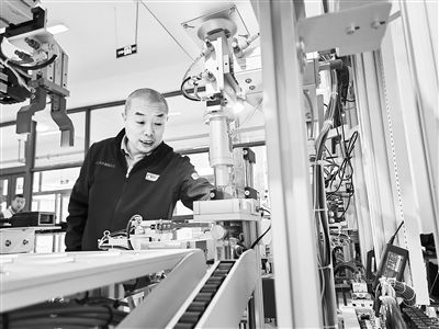 郭海青在檢查車床加工設(shè)備。 受訪者供圖