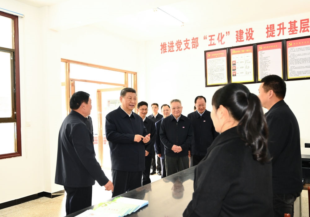 2024年3月19日，習(xí)近平在湖南省常德市鼎城區(qū)謝家鋪鎮(zhèn)港中坪村黨群服務(wù)中心了解當(dāng)?shù)貫榛鶎訙p負(fù)、提升基層治理效能等情況。他指出：“要堅(jiān)決整治形式主義、官僚主義問(wèn)題，精兵簡(jiǎn)政，持之以恒抓好這項(xiàng)工作?！? width=