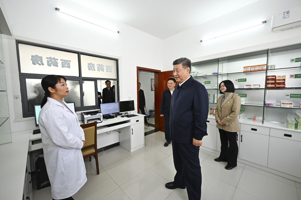 2024年11月5日，習(xí)近平在湖北省咸寧市嘉魚(yú)縣潘家灣鎮(zhèn)四邑村衛(wèi)生室考察。習(xí)近平指出：“要進(jìn)一步加強(qiáng)黨建引領(lǐng)，抓住‘一老一小’這個(gè)重點(diǎn)，更加精準(zhǔn)有效地為群眾排憂解難?！? width=