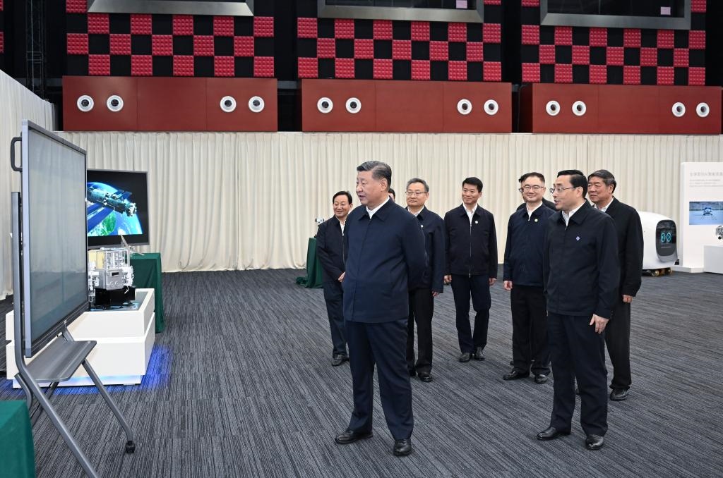2024年10月17日，習近平總書記在合肥濱湖科學城察看安徽省重大科技創(chuàng)新成果集中展示。新華社記者 謝環(huán)馳 攝