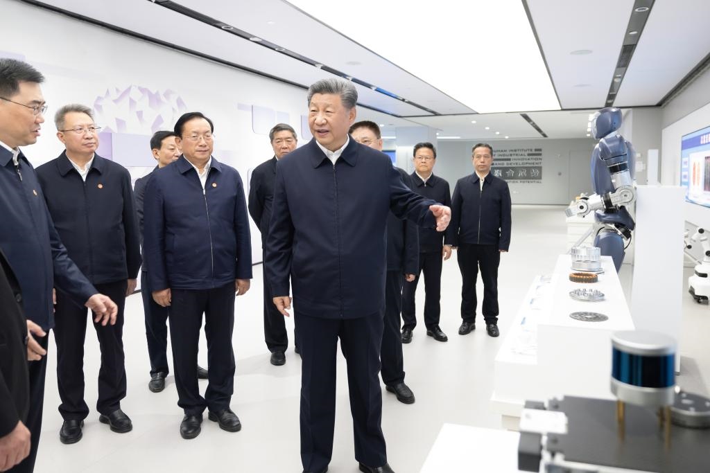2024年11月5日，習近平總書記在武漢產業(yè)創(chuàng)新發(fā)展研究院考察。新華社記者 鞠鵬 攝