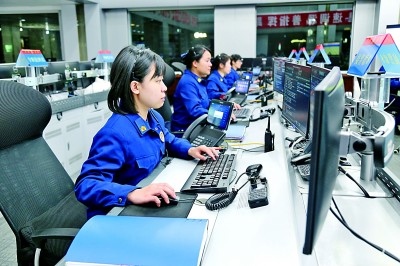  廣東省廣州市消防救援支隊(duì)指揮中心的接警調(diào)度員24小時(shí)待命。圖片由國(guó)家消防救援局提供