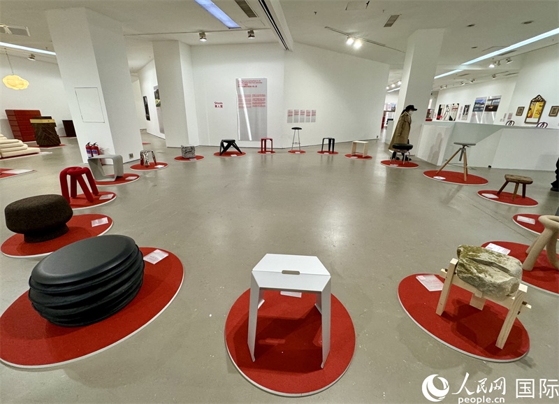 11月8日，瑞士經(jīng)典設(shè)計(jì)展現(xiàn)場。（人民網(wǎng) 謝瑩攝）