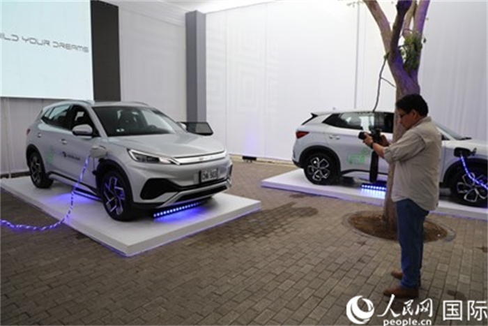 圖為秘魯媒體記者正在拍攝現(xiàn)場展出的比亞迪電動汽車。 人民網(wǎng)記者姜波攝