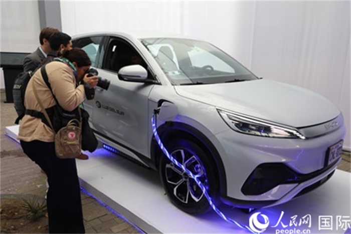 圖為秘魯媒體記者正在拍攝現(xiàn)場展出的比亞迪電動汽車。 人民網(wǎng)記者姜波攝