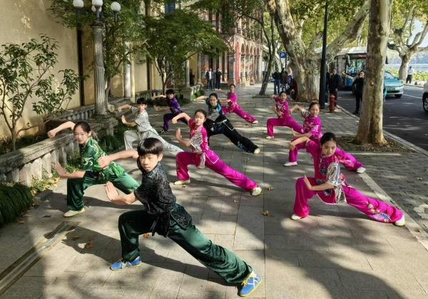 杭州市陳經(jīng)綸體校武術(shù)隊(duì)學(xué)生們展示中華武術(shù)。 人民網(wǎng)記者 楊磊攝