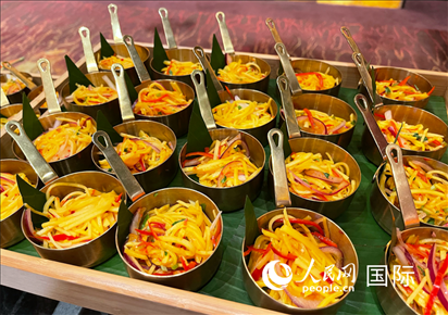 馬來(lái)西亞美食節(jié)現(xiàn)場(chǎng)準(zhǔn)備的美食。人民網(wǎng) 王婧攝
