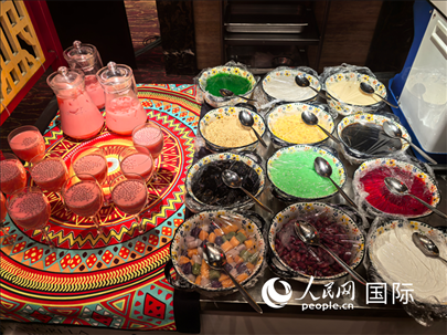 馬來(lái)西亞美食節(jié)現(xiàn)場(chǎng)準(zhǔn)備的美食。人民網(wǎng) 楊春燕攝