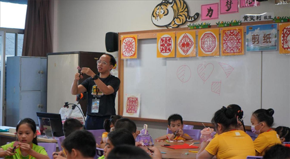 剪紙教學(xué)。主辦方供圖