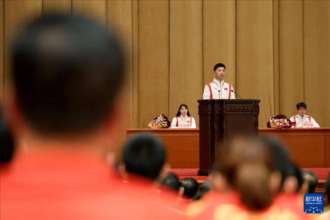 11月15日，乒乓球運(yùn)動(dòng)員馬龍（中）在報(bào)告會(huì)上發(fā)言。新華社記者 李明 攝