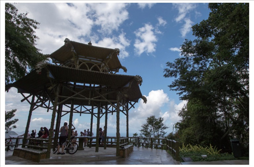在巴西里約熱內(nèi)盧市內(nèi)的蒂茹卡國家森林公園里，有一座風(fēng)光獨(dú)一無二的觀景臺，名為“中國亭”，是為紀(jì)念曾經(jīng)在這里種植茶葉的中國茶農(nóng)而修建，如今已成為當(dāng)?shù)氐闹坝^。（圖源：新華社）