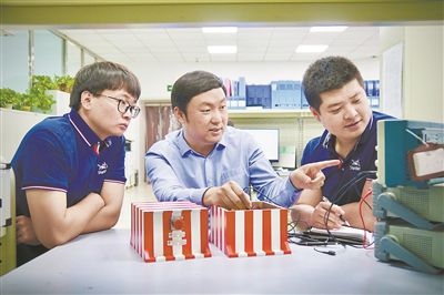 中北大學極端環(huán)境特種傳感與測試創(chuàng)新研究團隊成員正在圍繞近期發(fā)射任務進行產品研發(fā)。受訪單位供圖