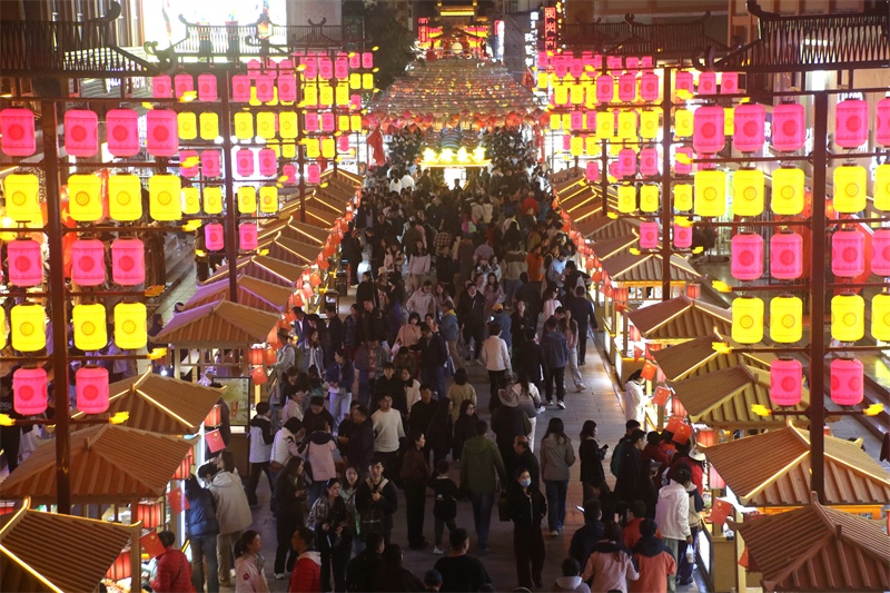 敦煌夜市。敦煌市委宣傳部供圖，張曉亮攝