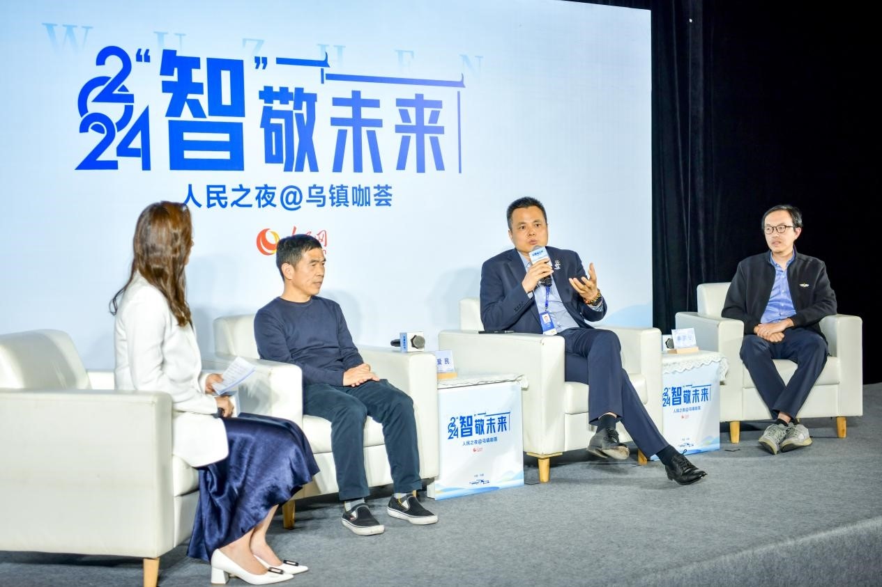在對(duì)話環(huán)節(jié)，之江實(shí)驗(yàn)室高級(jí)研究專家潘愛民、伏羲智庫創(chuàng)始人李曉東、麒麟軟件副總經(jīng)理李震寧探討“‘百模大戰(zhàn)’將卷向何方”。人民網(wǎng)記者 任峰濤攝