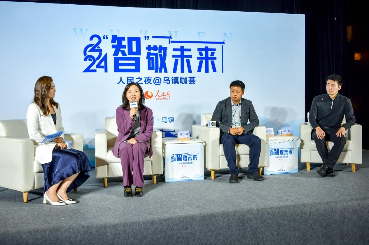 在對(duì)話環(huán)節(jié)，趣丸科技總編輯、副總裁任少峰，星云智慧機(jī)器人CEO李明，可之教育大模型創(chuàng)始人王冠討論“人工智能如何惠及大眾”。人民網(wǎng)記者 任峰濤攝