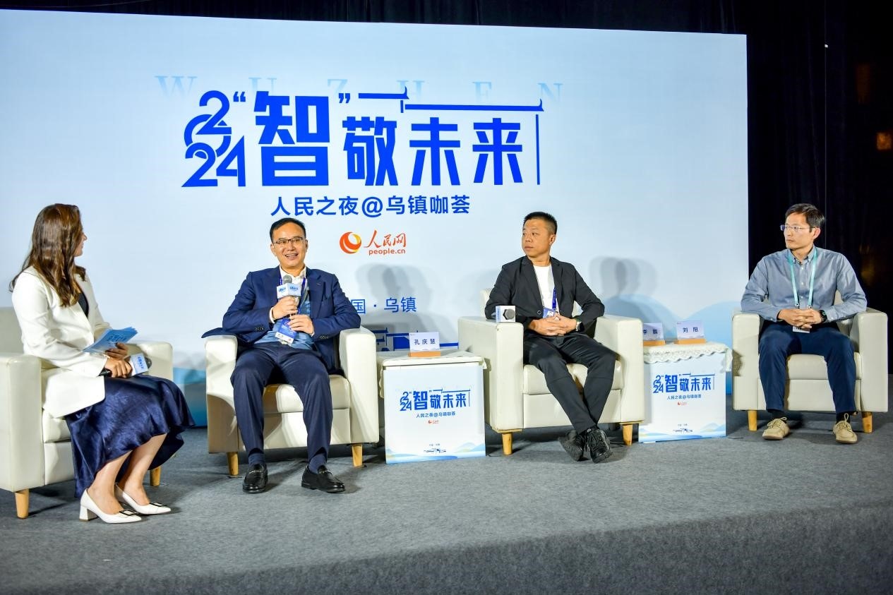 在對(duì)話環(huán)節(jié)，中國(guó)華宇集團(tuán)有限公司總經(jīng)理兼華宇控股集團(tuán)董事長(zhǎng)孔慶慧，量子之歌集團(tuán)創(chuàng)始人、董事長(zhǎng)李鵬，震坤行CTO劉陽討論“AI何以重構(gòu)千行百業(yè)”。人民網(wǎng)記者 任峰濤攝