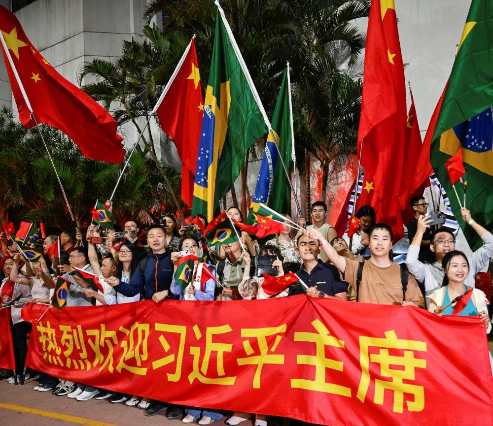  2024年11月，習(xí)近平主席在巴西里約熱內(nèi)盧出席二十國集團(tuán)領(lǐng)導(dǎo)人第十九次峰會期間，里約熱內(nèi)盧街頭熱情的歡迎人群。