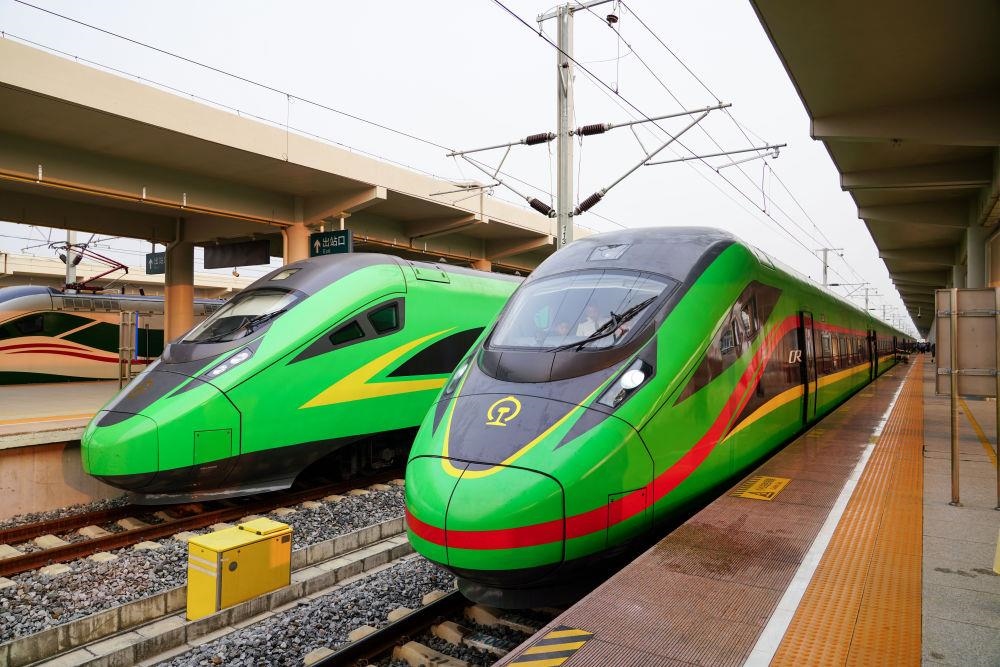 截至2024年7月5日，中老鐵路國際旅客列車?yán)塾嬮_行滿1000列，極大地便利了沿線民眾出行。