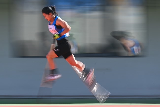 11月28日，海南隊選手吳明芬在高腳競速比賽中。新華社記者 杜子璇攝