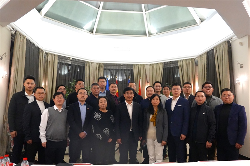 集體合照。中國駐烏克蘭大使館供圖