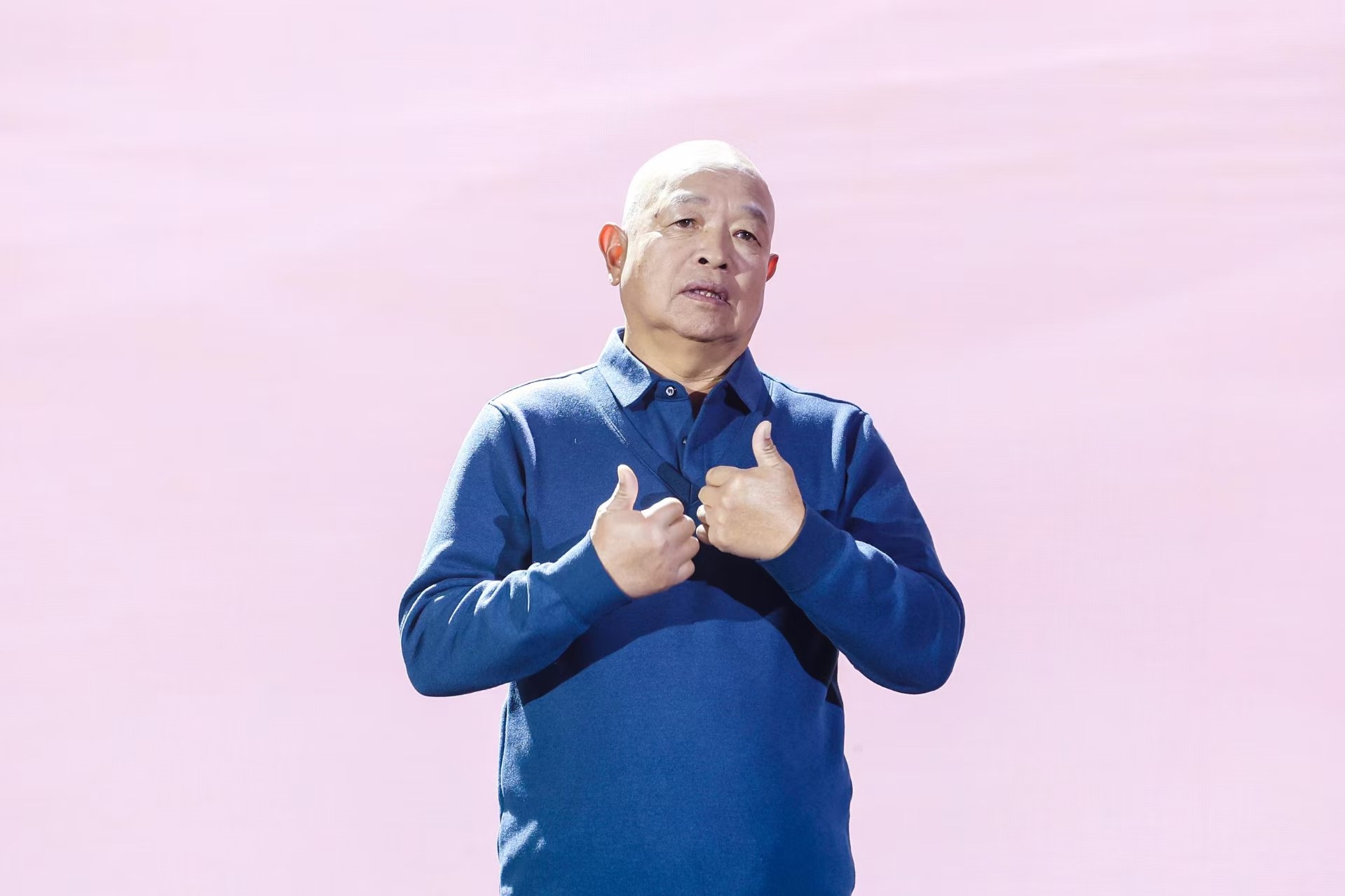 “山東好人”、煙臺(tái)市無聲洗車場(chǎng)經(jīng)理柳興濤。人民視頻供圖。