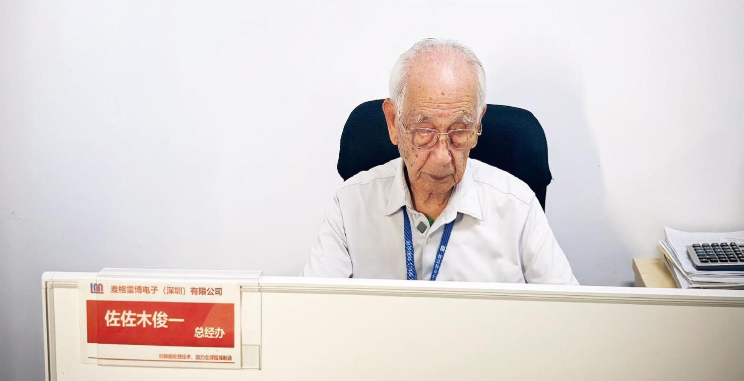 佐佐木俊一在工位上工作。（本刊記者 馮璐／攝）
