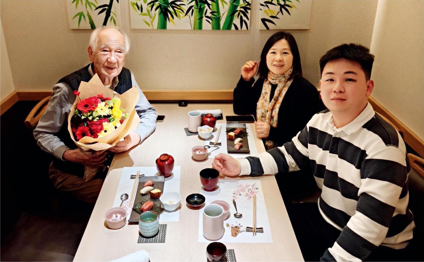 佐佐木俊一與彭林（中）、彭俊霖（右）在一起。