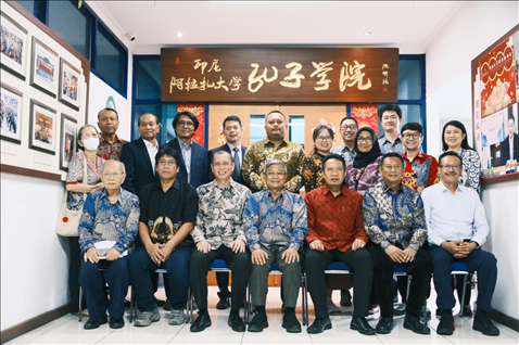 參會(huì)嘉賓合影。阿拉扎大學(xué)孔子學(xué)院供圖