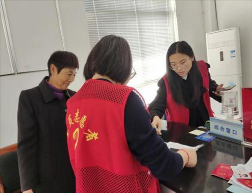 代辦人員為村民辦理醫(yī)保報銷。 圖片來源：江蘇南通啟東市數(shù)據(jù)局