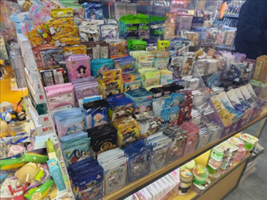北京某文具店卡牌盲盒柜臺，未設相關提醒。人民網(wǎng)記者 黃鈺攝