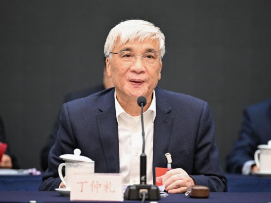 全國人大常委會副委員長、歐美同學(xué)會會長丁仲禮作工作報告