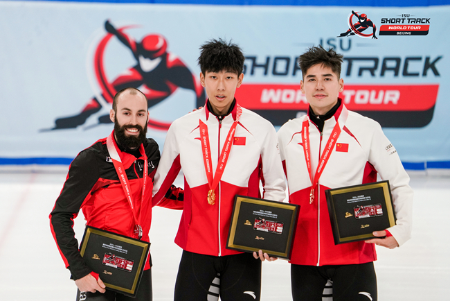 男子500米頒獎(jiǎng)儀式，中國(guó)選手孫龍(中)奪得冠軍，加拿大選手杜博伊斯(左)獲得亞軍，中國(guó)選手劉少昂獲得季軍。賽事組委會(huì)供圖